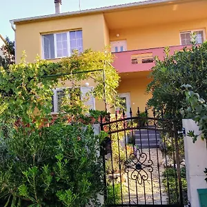 Mira Apartman